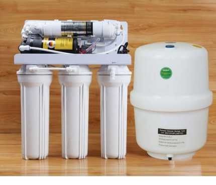 Weißer 5-stufiger RO-Membranwasserreiniger und 3,2-g-Tank für die Haushaltswasserfiltration