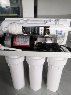 Weißer 5-stufiger RO-Membranwasserreiniger und 3,2-g-Tank für die Haushaltswasserfiltration